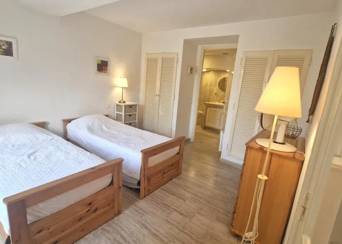 2 Pieces Climatise Avec Terrasse Et Parking, Proche Centre - Fr-1-780-84 * Sainte-Maxime