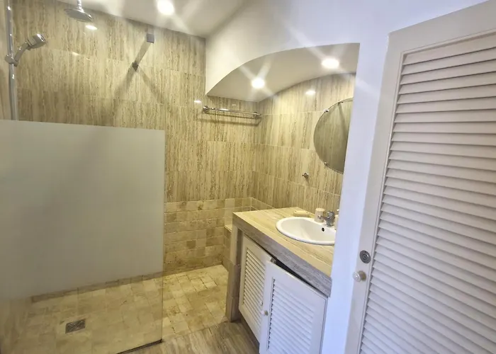 2 Pieces Climatise Avec Terrasse Et Parking, Proche Centre - Fr-1-780-84 Apartment