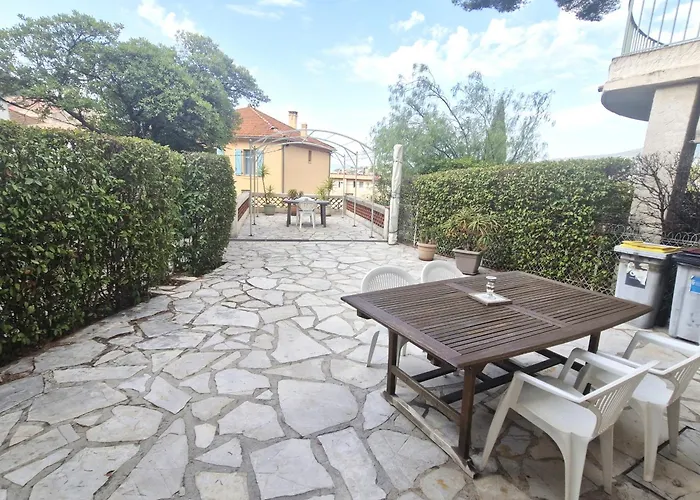 2 Pieces Climatise Avec Terrasse Et Parking, Proche Centre - Fr-1-780-84