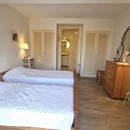 2 Pieces Climatise Avec Terrasse Et Parking, Proche Centre