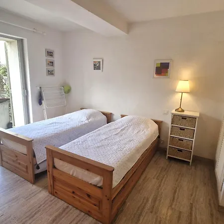 2 Pieces Climatise Avec Terrasse Et Parking, Proche Centre