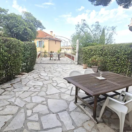 2 Pieces Climatise Avec Terrasse Et Parking, Proche Centre
