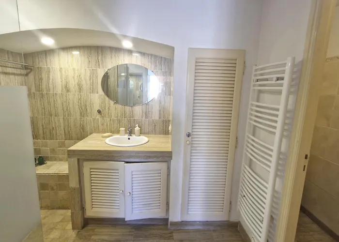 2 Pieces Climatise Avec Terrasse Et Parking, Proche Centre - Fr-1-780-84