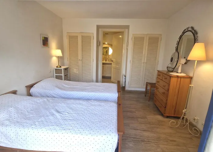 2 Pieces Climatise Avec Terrasse Et Parking, Proche Centre - Fr-1-780-84