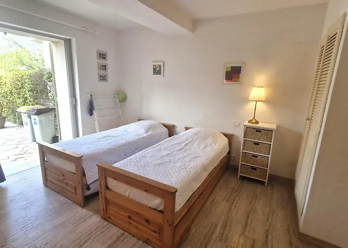 2 Pieces Climatise Avec Terrasse Et Parking, Proche Centre - Fr-1-780-84